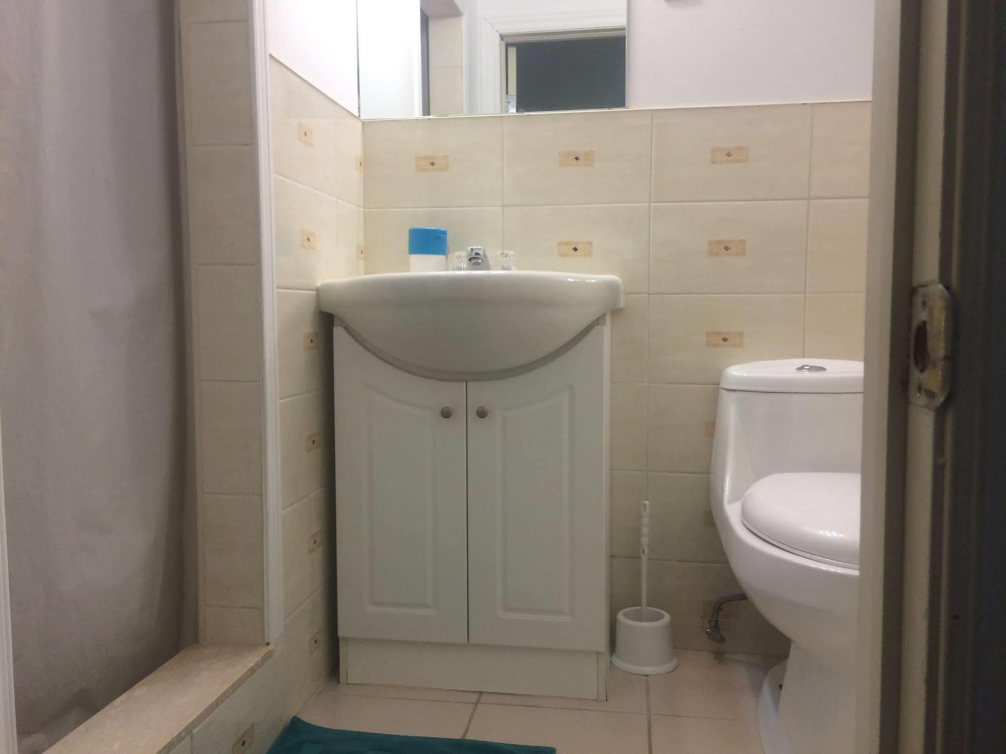 Adas Guesthouse Торонто Экстерьер фото