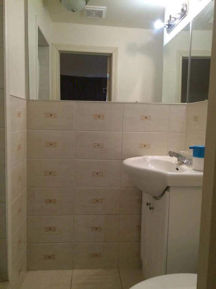 Adas Guesthouse Торонто Экстерьер фото