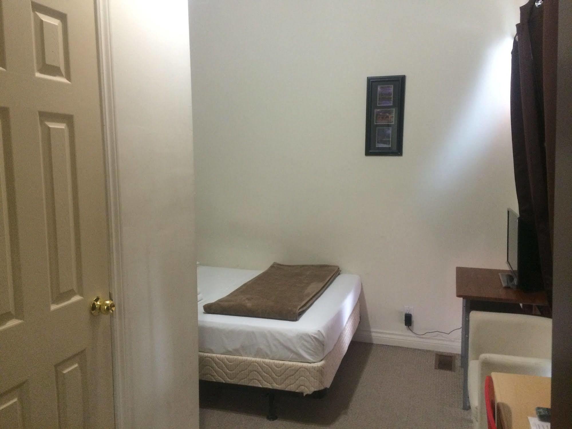 Adas Guesthouse Торонто Экстерьер фото